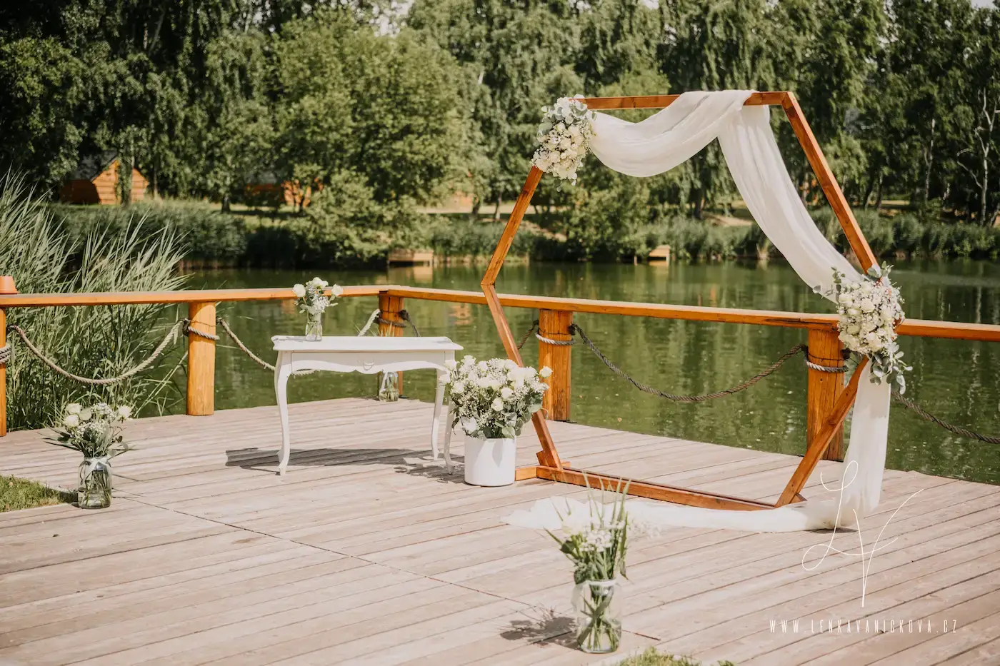 Svatební dekorace a elegantní detail stolu