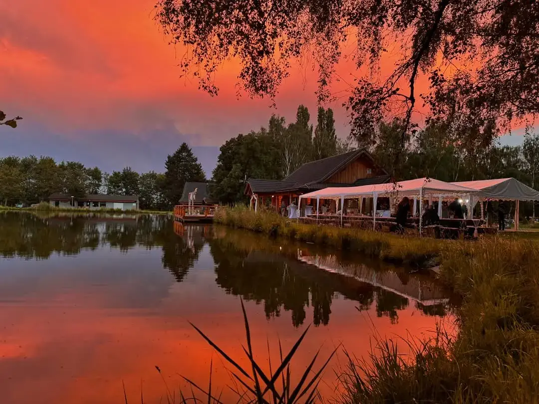Večerní atmosféra svatby v přírodním areálu